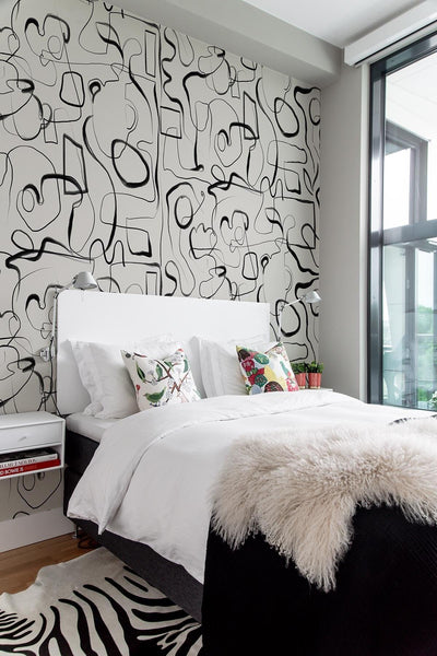 En abstrakt design, grovt skissad linje fungerar i svartvitt med olika former och föremål dolda. Inspiration taget från Picassos tidig kubism och Kelly Ellsworth hårdkant. Avant Basic. Kelly Wearstler Inspiration. Denna väggmural passar perfekt för alla samtida utrymmen med en internationell atmosfär. Denna svarta och vita tapet är design för ett lyxhem och passar för alla vintage, mitten av århundradet eller postmodernt tak, sovrum eller vardagsrum interiöruppdatering.