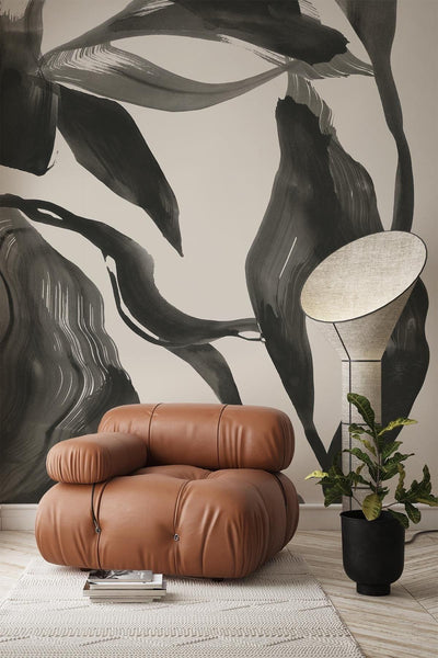 Svart abstrakt tapeter. Brown Leather B & B Italia soffa. Vit lampa. Vitt tvättat trägolv. Lätt beige matta