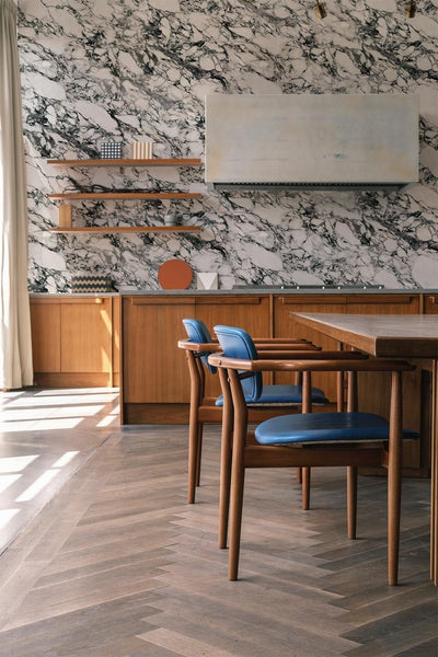 Denna tapet är lyxig marmordesign med organiskt mönster i vitt och svart. Påverkad av den moderna Arabescato och Calacatta marmoren rik i livet och kontrast här sett i ett kök. Denna väggvägg från de svarta och vita ikonerna samlingar passar alla samtida utrymmen med en internationell vibe. Väggmålning för en modern neutral minimalistisk interiöruppdatering. Marmor tapetidéer, svartvita tapeter, sten tapeter, marmor väggväggmålningar, arabescato tapet, calacatta tapet.